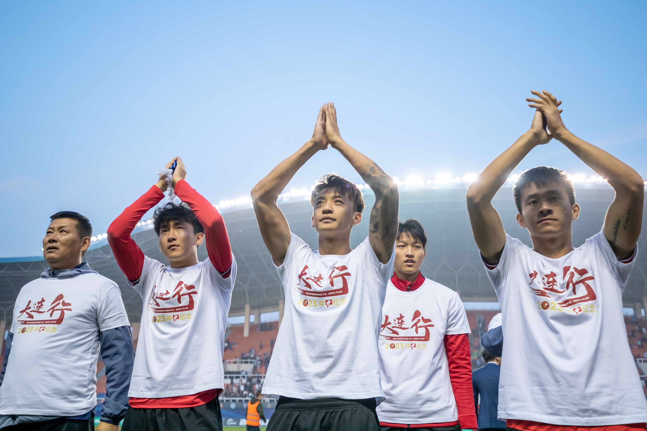 包含大连人队员在最新比赛中表现出色，赢得观众掌声的词条